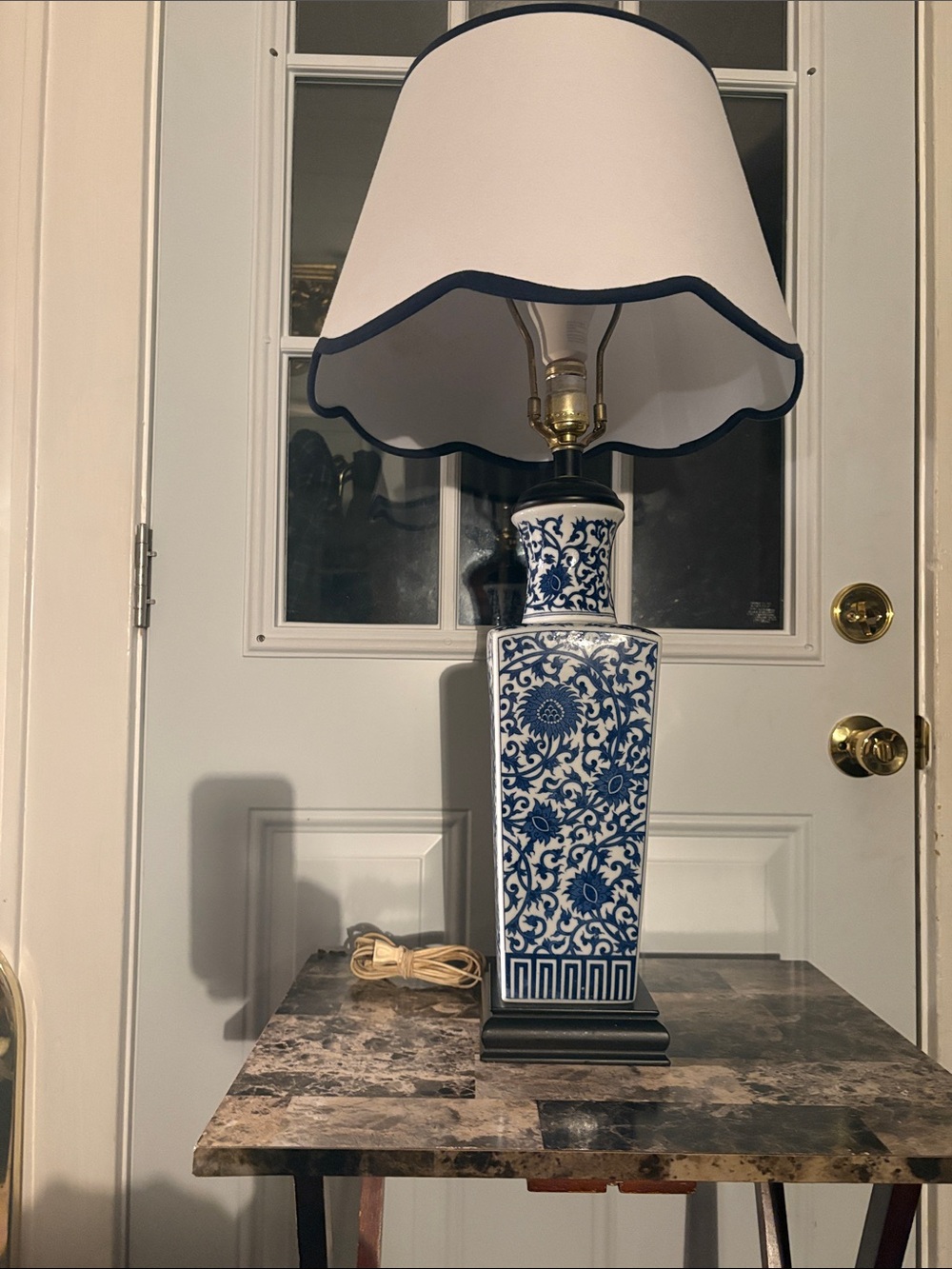 Vintage Chinese Style Blue and White Ceramic Table Lamp with Floral Pattern
